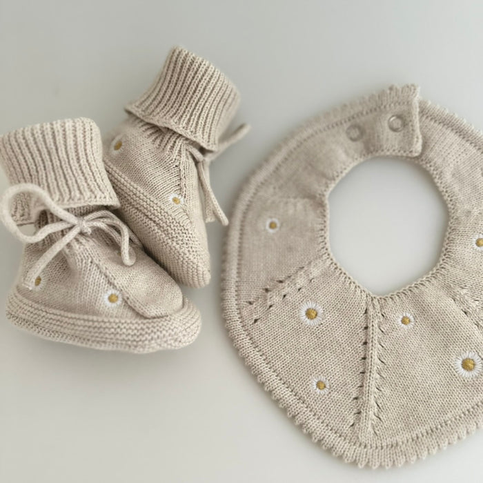 Knitted-Bib-Daisy-saga