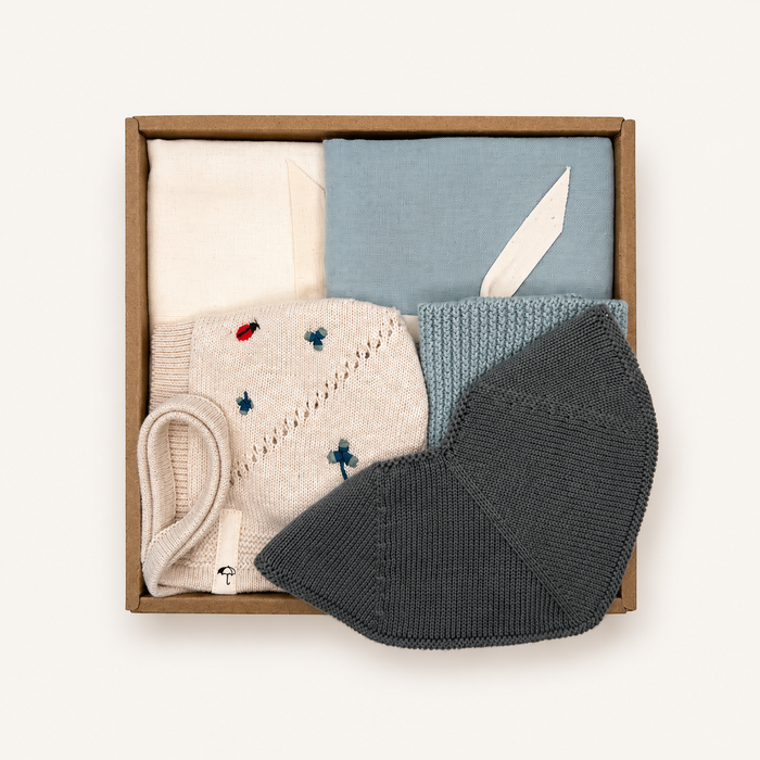Baby Gift Box with two muslin cloths, knitted baby bib, newborn bonnet and knitted washcloth in soft Scandinavian blue tones by Saga Copenhagen.