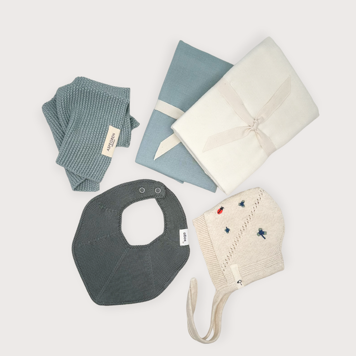 Organic Baby Gift Box with muslin cloths, knitted bib, newborn bonnet and washcloth – Scandinavian newborn and baby shower gift
