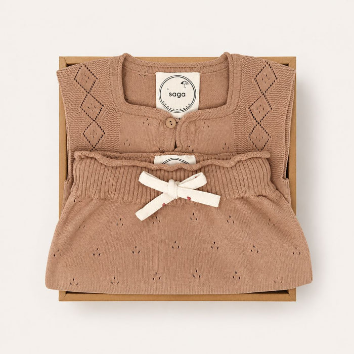 Scandinavian_Baby_Gift_Box_with_Knitted_Baby_Clothes