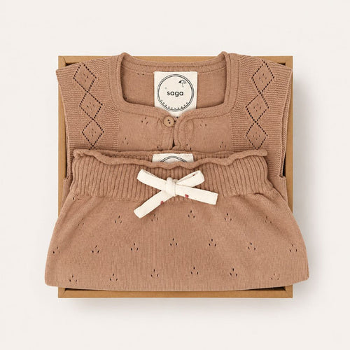 Scandinavian_Baby_Gift_Box_with_Knitted_Baby_Clothes