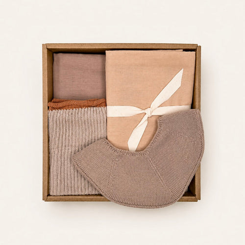 Baby Gift Box with two muslin cloths, knitted baby bib and organic cotton washcloth in soft Scandinavian colours by Saga Copenhagen.