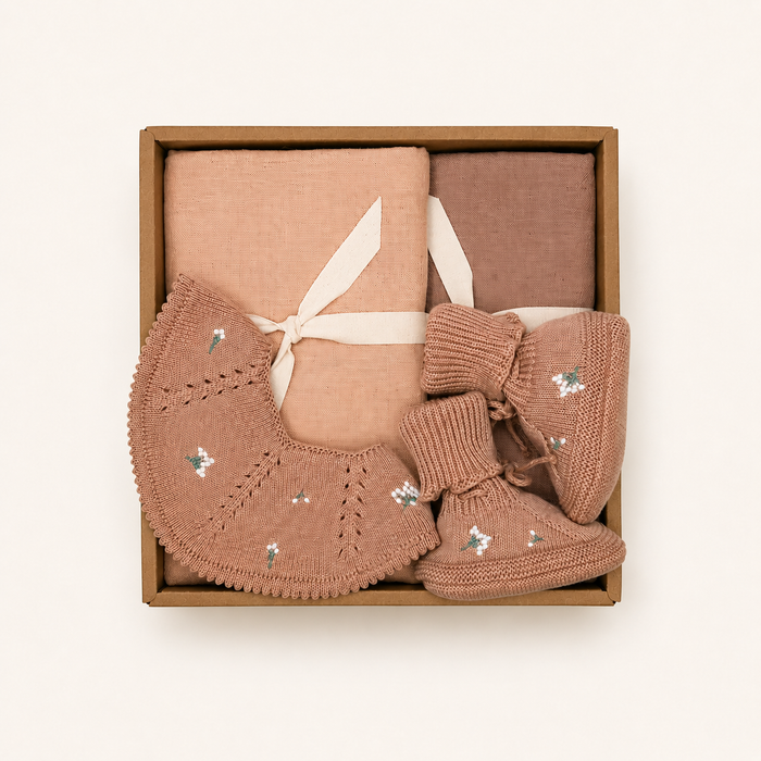 Unisex Baby Gift Box with muslin cloths, knitted baby bib and baby booties in soft natural tones by Saga Copenhagen.