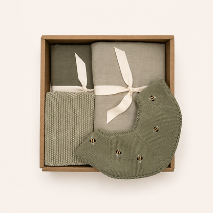 Baby Gift Box with two muslin cloths, knitted baby bib and knitted washcloth in soft green tones – practical newborn gift by Saga Copenhagen.