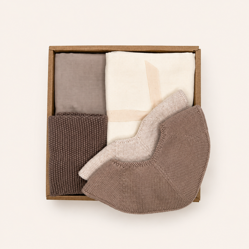 Luxury Baby Gift Box with two muslin cloths, two knitted baby bibs and a knitted washcloth in soft neutral Scandinavian colours by Saga Copenhagen.