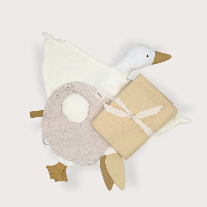 Organic Baby Gift Box with cuddle cloth, muslin cloth and knitted bib – Scandinavian newborn and baby shower gift
