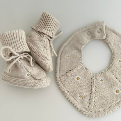 Knitted-Bib-Daisy-saga